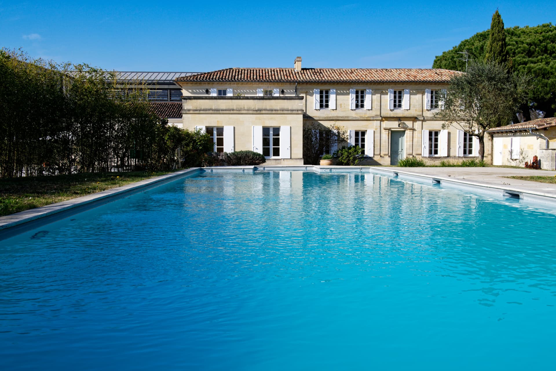 La Maison de la Fleur and its pool over the vines