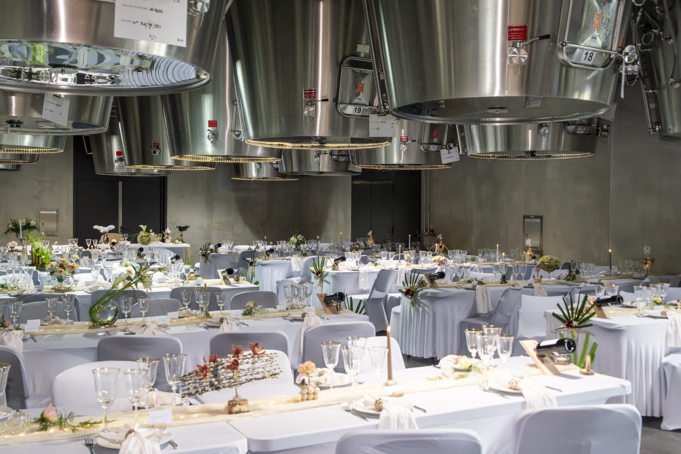 le cuvier Émile Peynaud dressé pour un dîner de mariage
